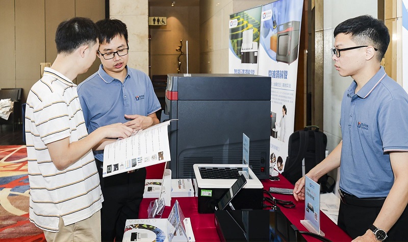 銷售總經(jīng)理為客戶展示商品，耐心答疑解惑
