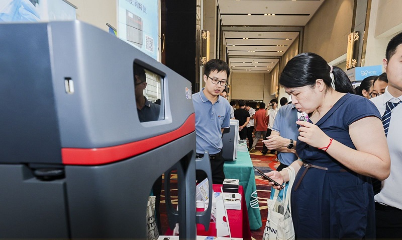 銷售總經(jīng)理為客戶展示商品，耐心答疑解惑