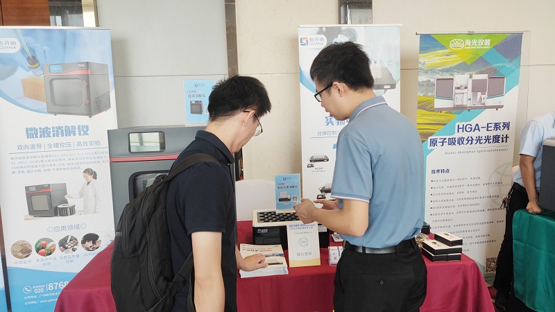 銷售總經(jīng)理為客戶展示商品，耐心答疑解惑